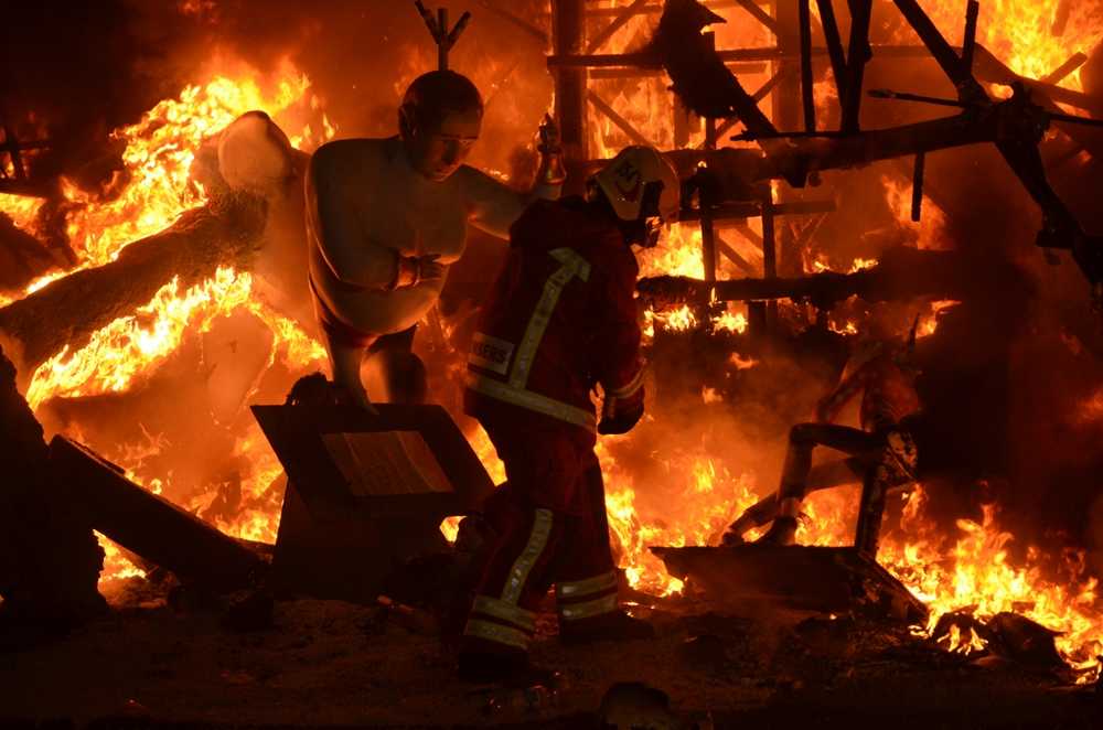 Un bomber treballant durant la 'cremà' d'una falla.