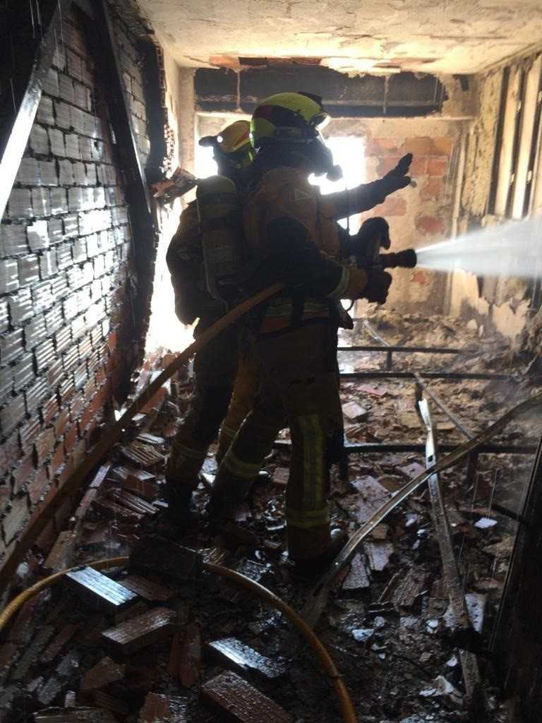 Els efectius de bombers han controlat les flames en poc més d'una hora, sobre les 15.30h.