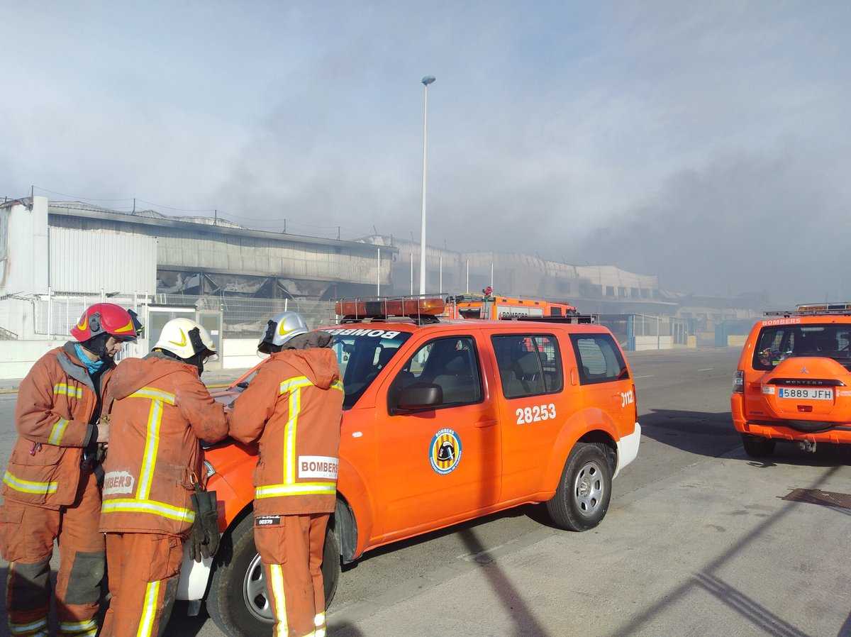 L'incendi en la nau del polígon la Cova de Manises va començar aquest dilluns a primera hora de la vesprada.