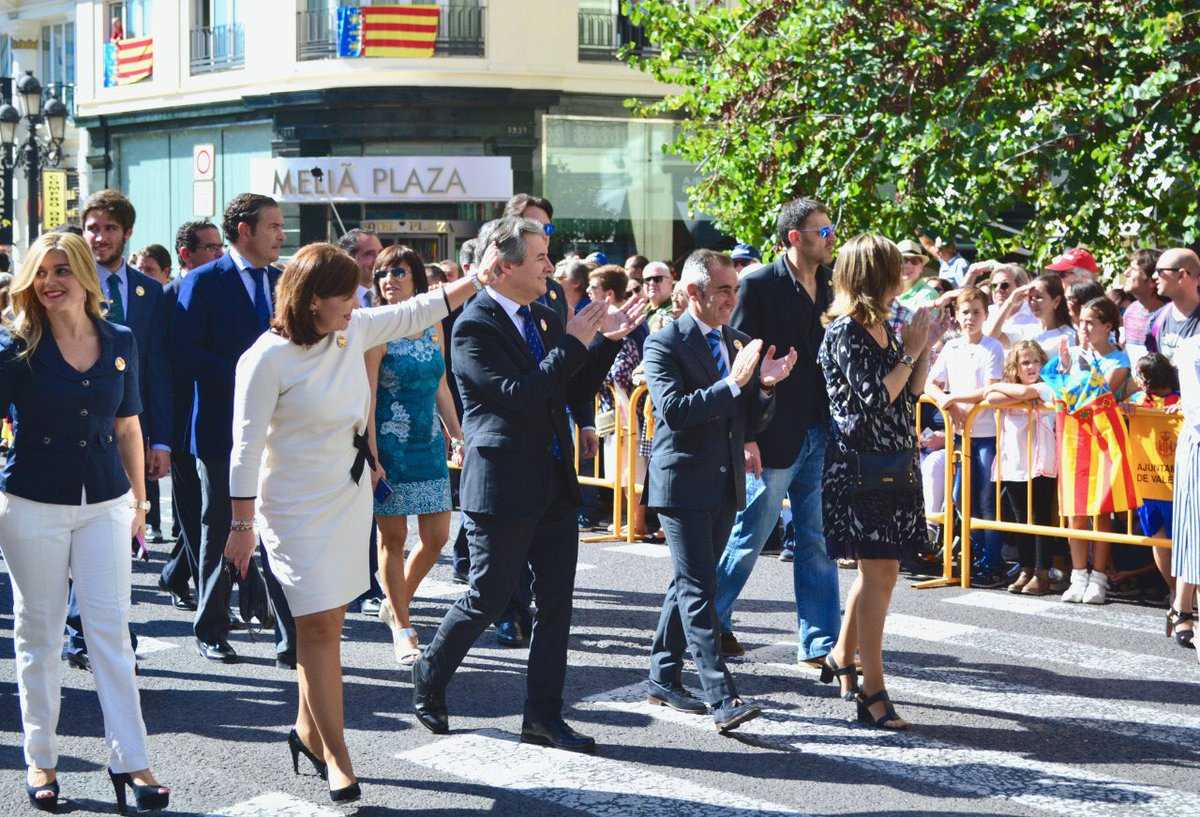 Isabel Bonig saluda durant la processó cívica del passat 9 d'Octubre.