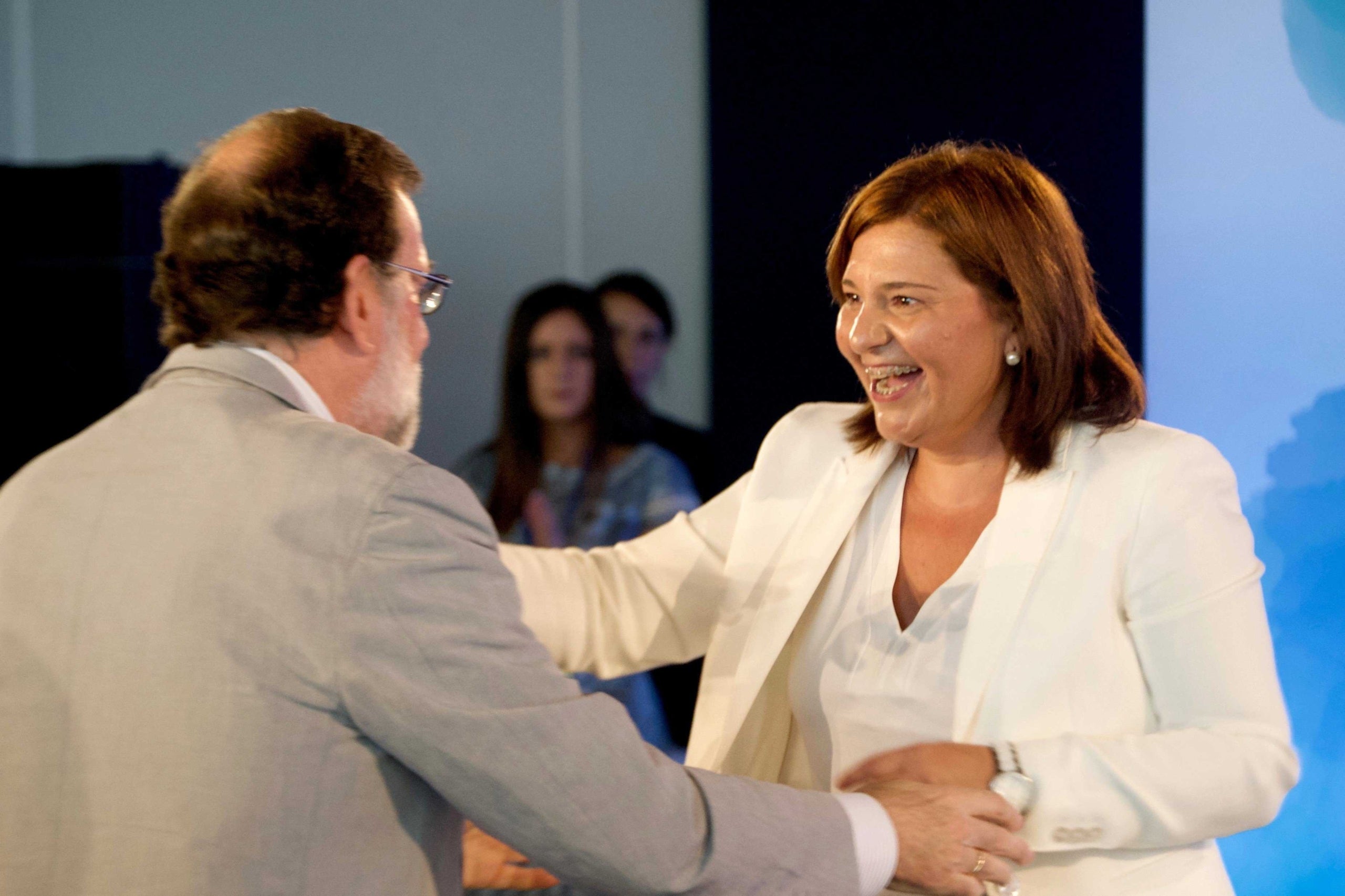 Isabel Bonig saluda Mariano Rajoy durant la Interparlamentària celebrada a Alboraia.