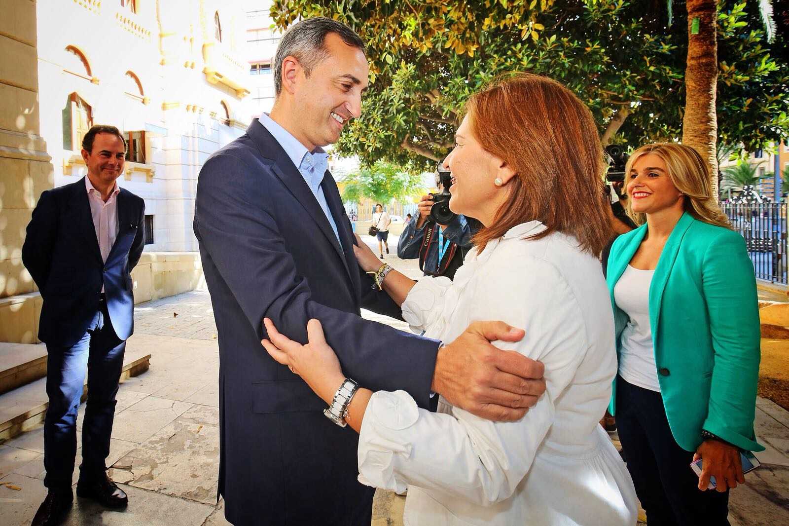 Isabel Bonig i César Sánchez s'han reunit hui a la seu de la Diputació d'Alacant.