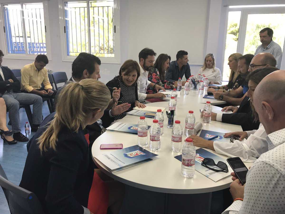 Isabel Bonig, reunida amb representants dels col·legi Sagrada Família d'Elda.