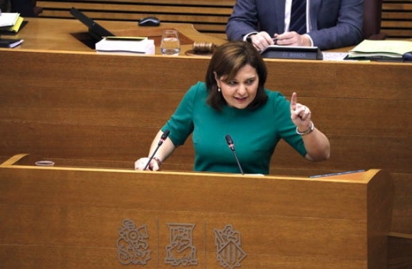 Isabel Bonig durant la seua intervenció a les Corts d'aquest dijous