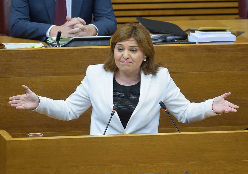 La líder del PPCV, Isabel Bonig, assegura que no estan "en contra" del valencià, atés que el nombre d'alumnes en línia en valenciana va augmentar durant els anys que va governar la seua formació.