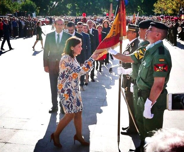 La presidenta del PPCV, Isabel Bonig, jura la bandera d'Espanya.