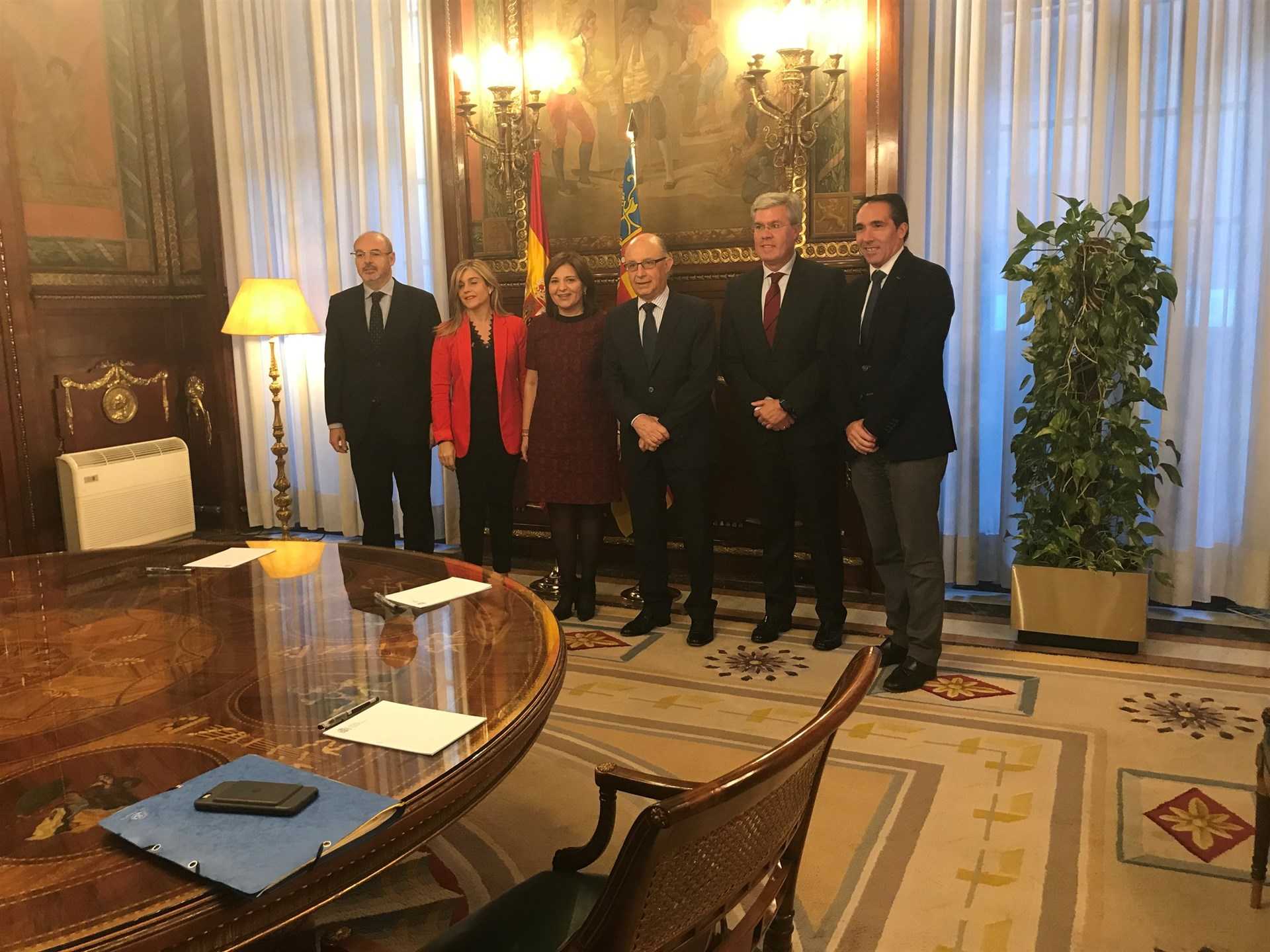 La presidenta del PP valencià, Isabel Bonig, amb el Ministre d'Hisenda, Cristóbal Montoro i altres càrres del departament.