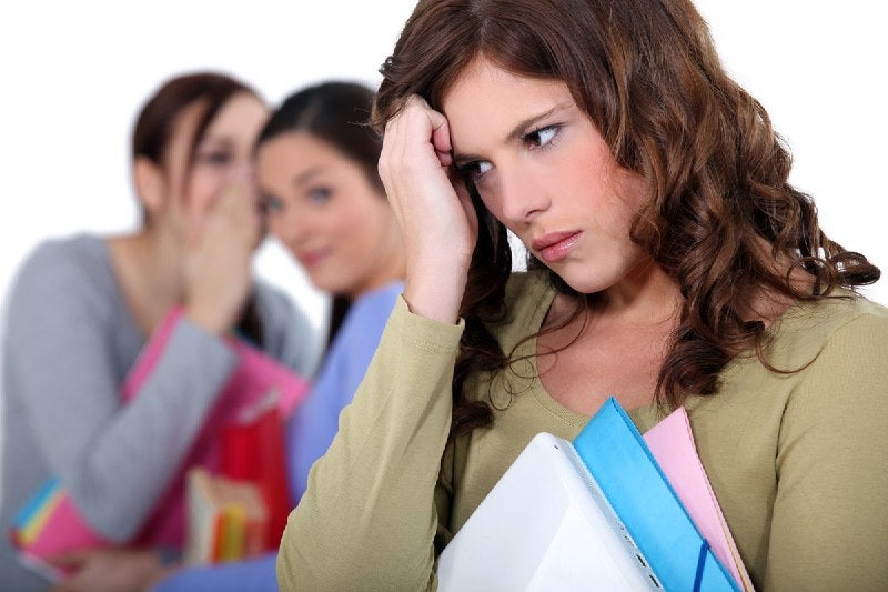 Imatge en què es representa l'assetjament a un jove