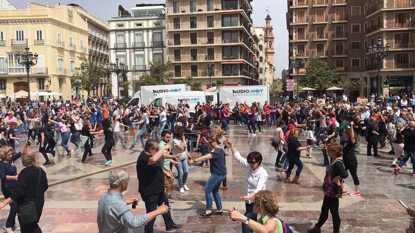 Aquest diumenge, des de les 11.30h, s'havia programat a la plaça de la Mare de Déu de València un taller de balls tradicionals i un bureo.