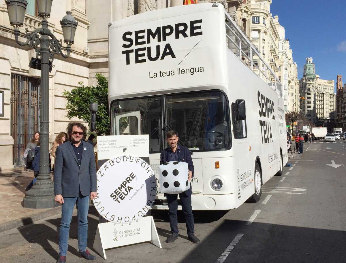 L'autobús forma part de la campanya 'Sempre teua. La teua llengua' impulsada per la Conselleria d'Educació i Cultura.