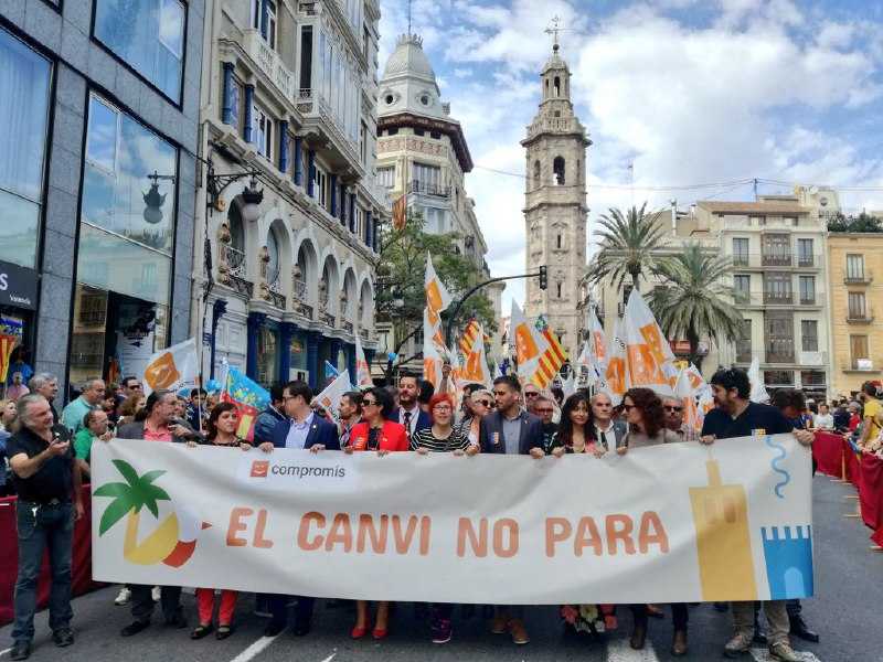 Compromís participant en la processó cívica del 9-O.