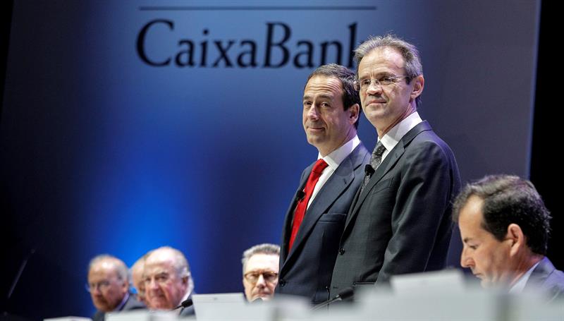 El president de Caixabank, Jordi Gual, i el conseller delegat, Gonzalo Gortázar, durant la Junta General d'Accionistes celebrada a València.