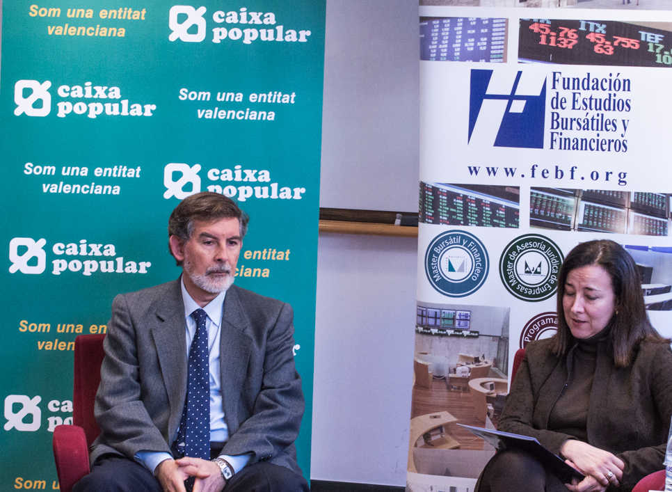 El Director General de l'entitat, Rosendo Ortí, amb la Directora General de la Fundación de Estudios Bursátiles y Financieros (FEBF), Isabel Giménez.