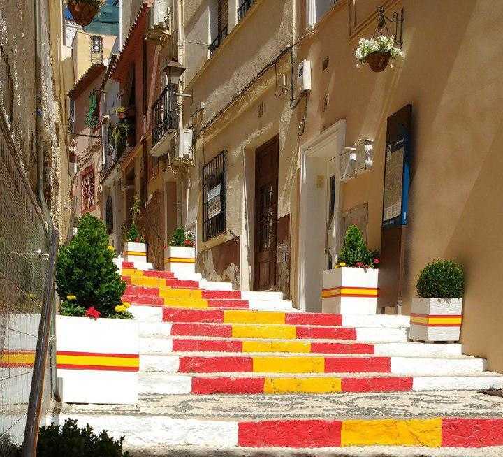 Imatge de la decoració amb banderes espanyoles del carrer Puchalt.