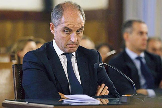 Francisco Camps, que va eixir absolt de l'anomenat 'cas dels vestits', es troba de nou al centre de l'huracà  per les revelacions dels caps de la trama Gürtel.