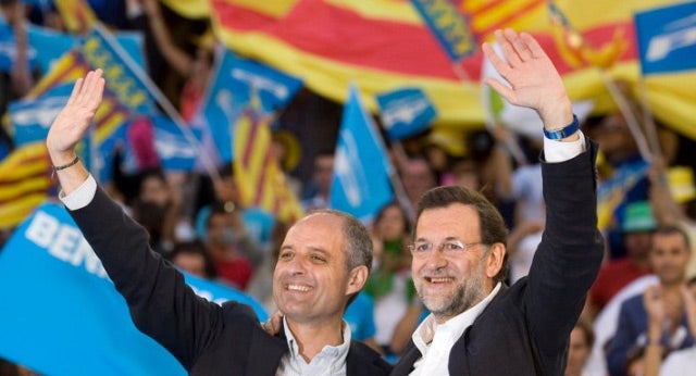 Mariano Rajoy i Francisco Camps, durant el darrer míting electoral que van compartir, en maig de 2011, dos mesos abans que el president del PP va fer dimitir el dirigent valencià.