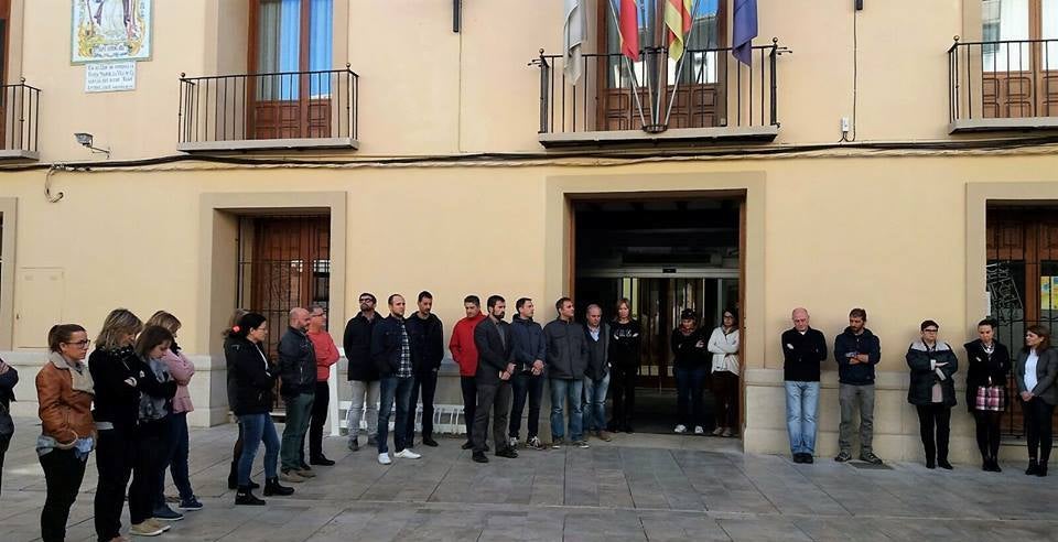 Un moment de la concentració silenciosa a les portes del consistori de Canals