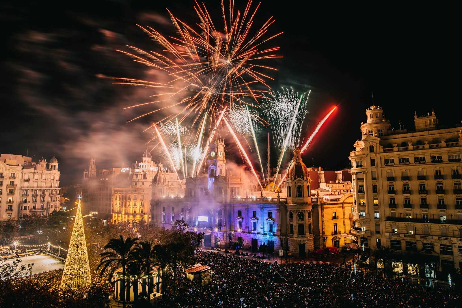 Les Campanades de València van concloure amb un piromusical de Pirotècnia Vulcano.