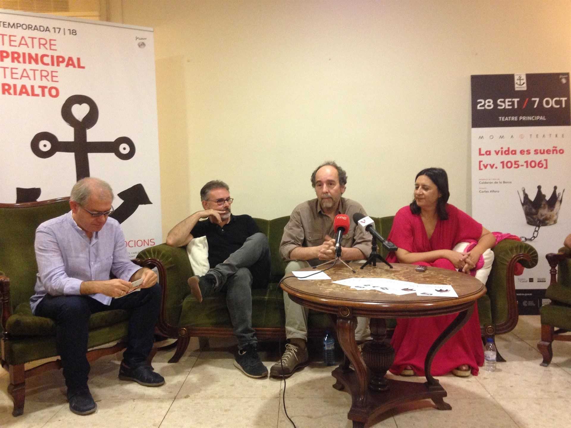 La diputada Rosa Pérez, amb el director de l'IVC, Albel Guarinos, el director de Moma Teatre, Carlos Alfaro i Robert García.