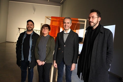 El director del Consorci de Museus, José Luis Pérez Pont, amb els artistes de "Constel·lacions d'un tot infinit"