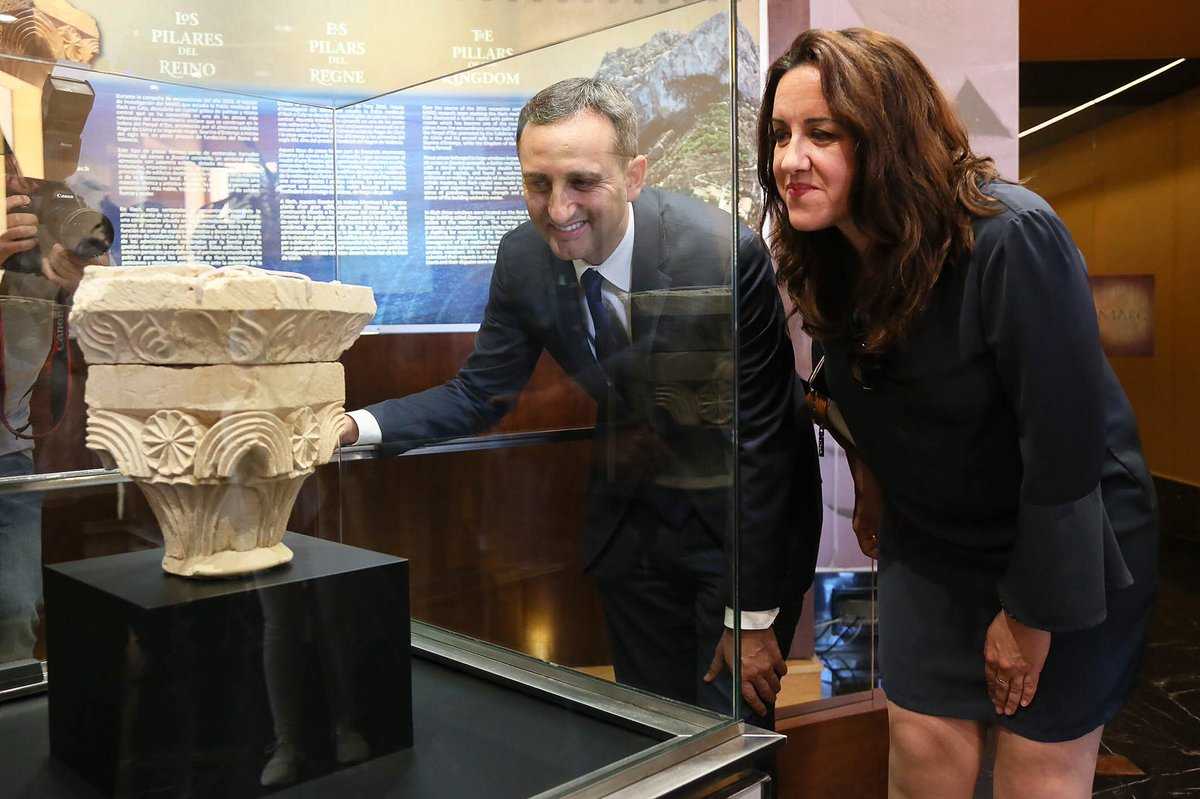 El president de la Diputació d'Alacant observa un capitel gòtic de la Pobla d'Ifac.