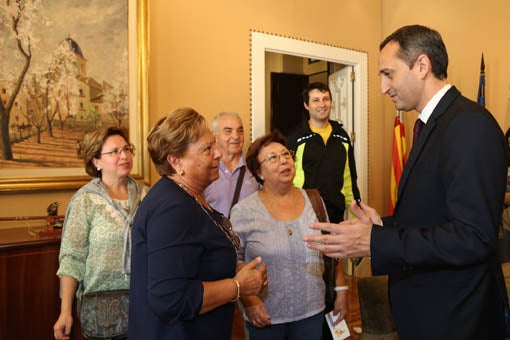 El president de la Diputació d'Alacant, César Sánchez, rep un grup de persones amb motiu del Nou d'Octubre