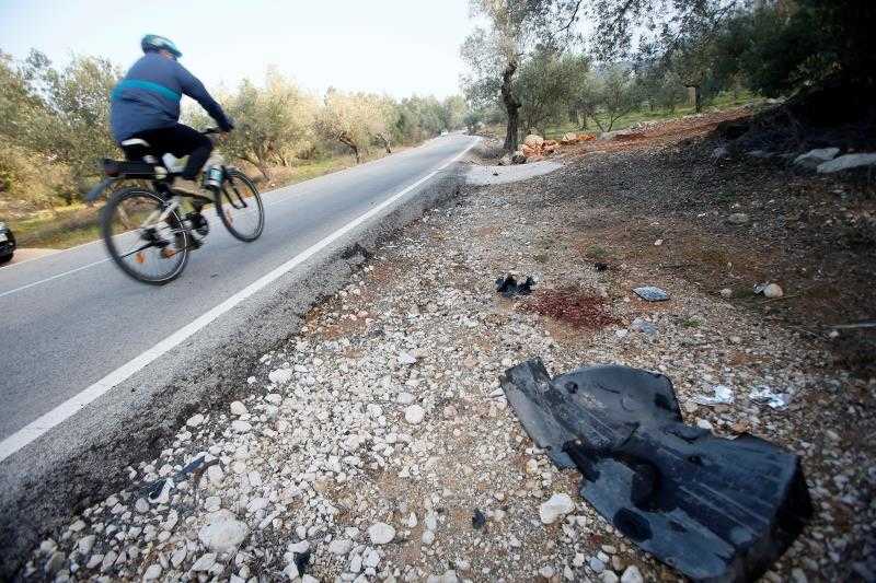 Un cliclista passa pel punt on van ser atropellats per un cotxe sis ciclistes de l'equip holandés Giant, que van resultar ferits de diversa consideració a Benigembla.