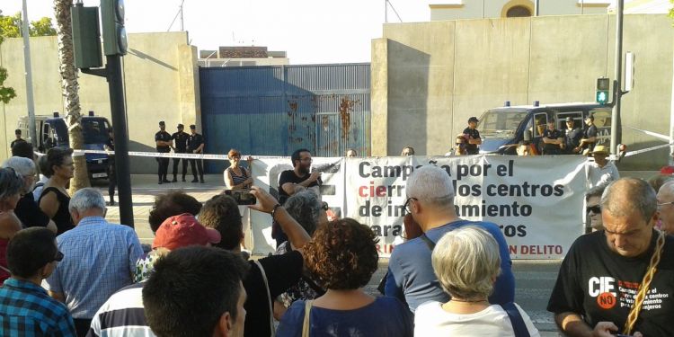 Una protesta davant el Centre d'Internament d'Estrangers de Sapadors a València.
