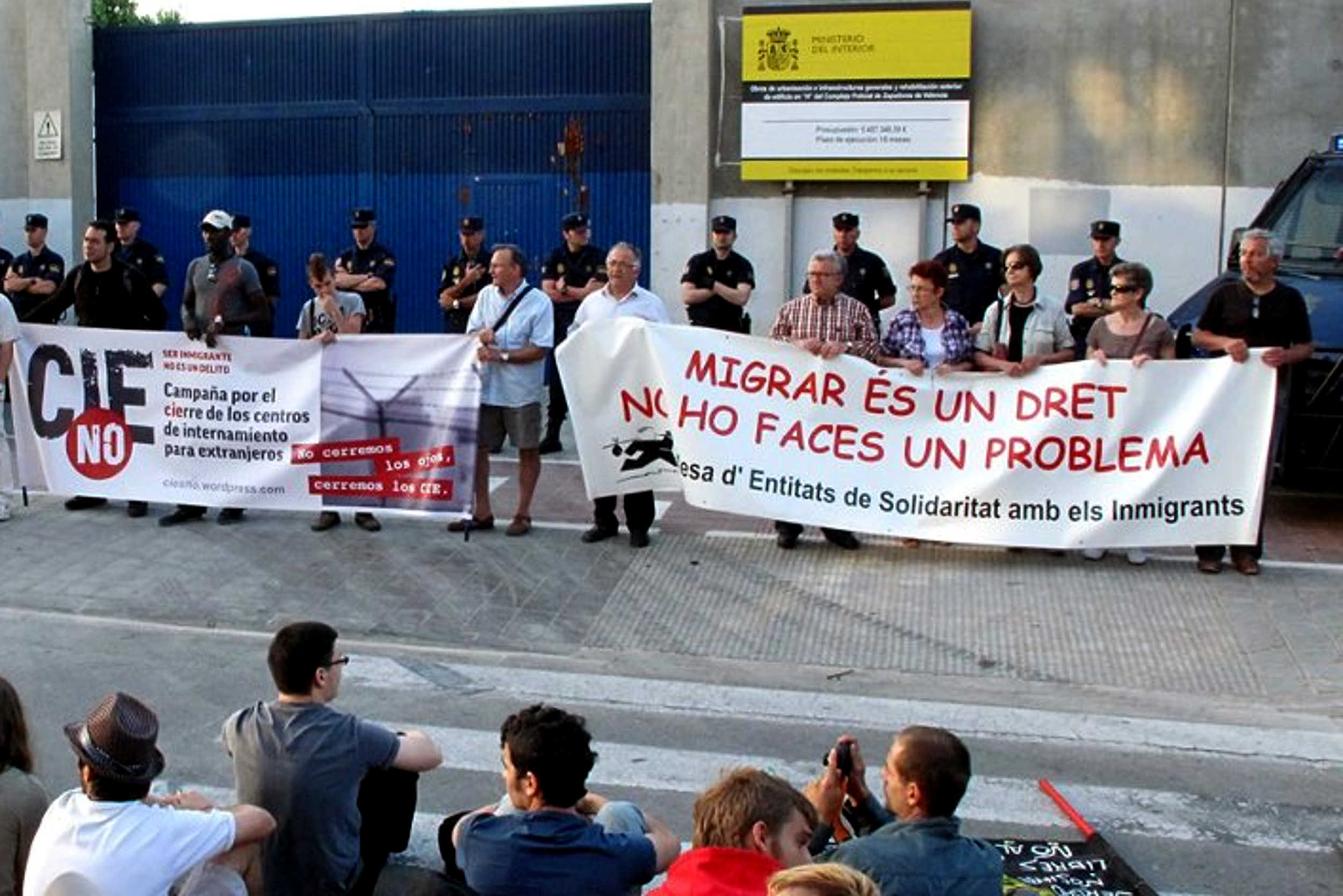 Imatge d'una de les nombroses protestes realitzades per la plataforma 'Cies no' a les portes del recinte de Sapadors.