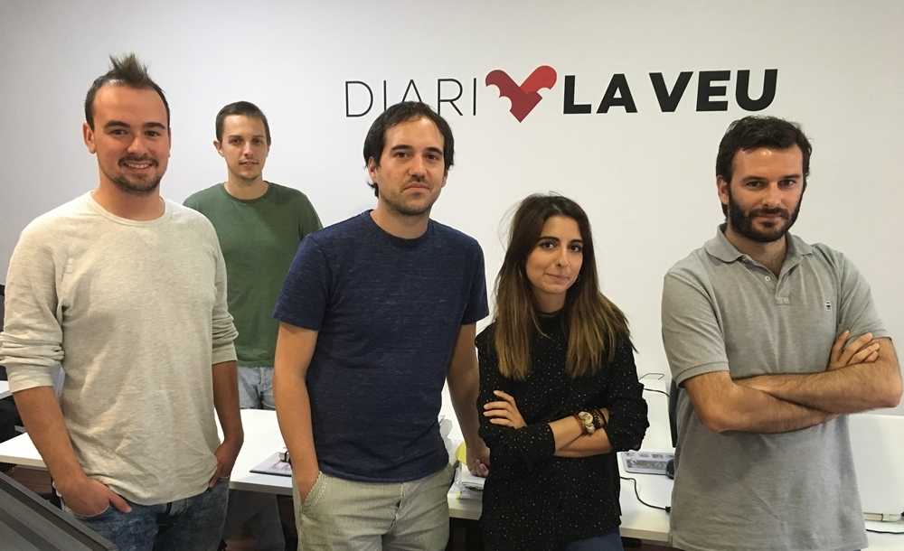 L'equip de Cinestèsia, juntament amb el director de Diari La Veu, Salva Almenar, a la redacció del diari.