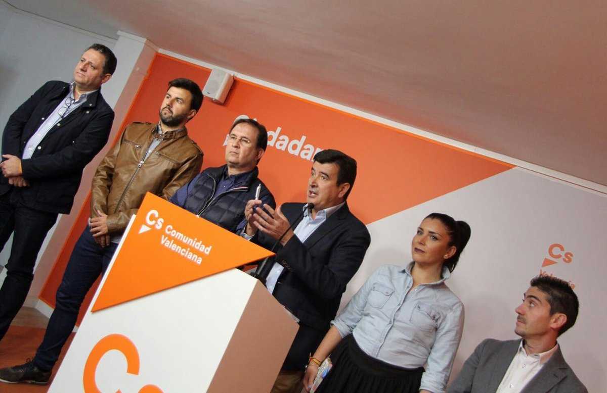 Fernando Giner, Mari Carmen Sánchez i altres membres del Comité Autonòmic de la formació compareixen en roda de premsa a la seu de València