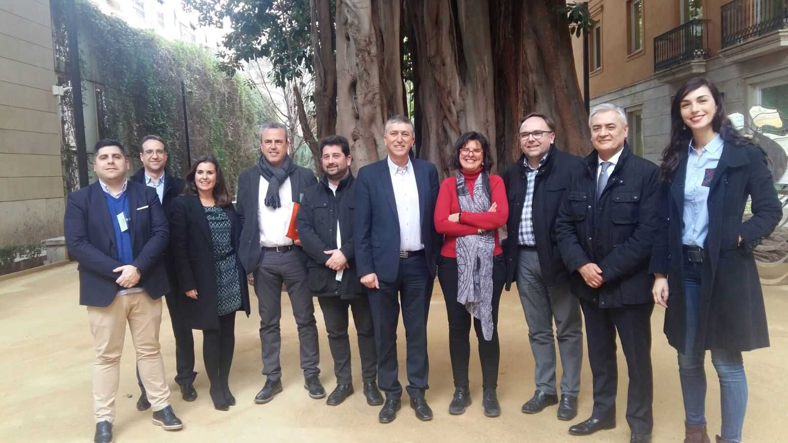 El pacte aprovat a les Corts permet l'obertura al voltant de 38 dies festius en les zones considerades de gran afluència turística (ZGAT) de la ciutat de València i de tota la ciutat d'Alacant.