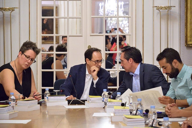 El conseller d'Hisenda, Vicent Soler, parla amb el portaveu econòmic del PPCV a les Corts, Rubén Ibáñez, durant la reunió de la Comissió MIxta pel finançament.