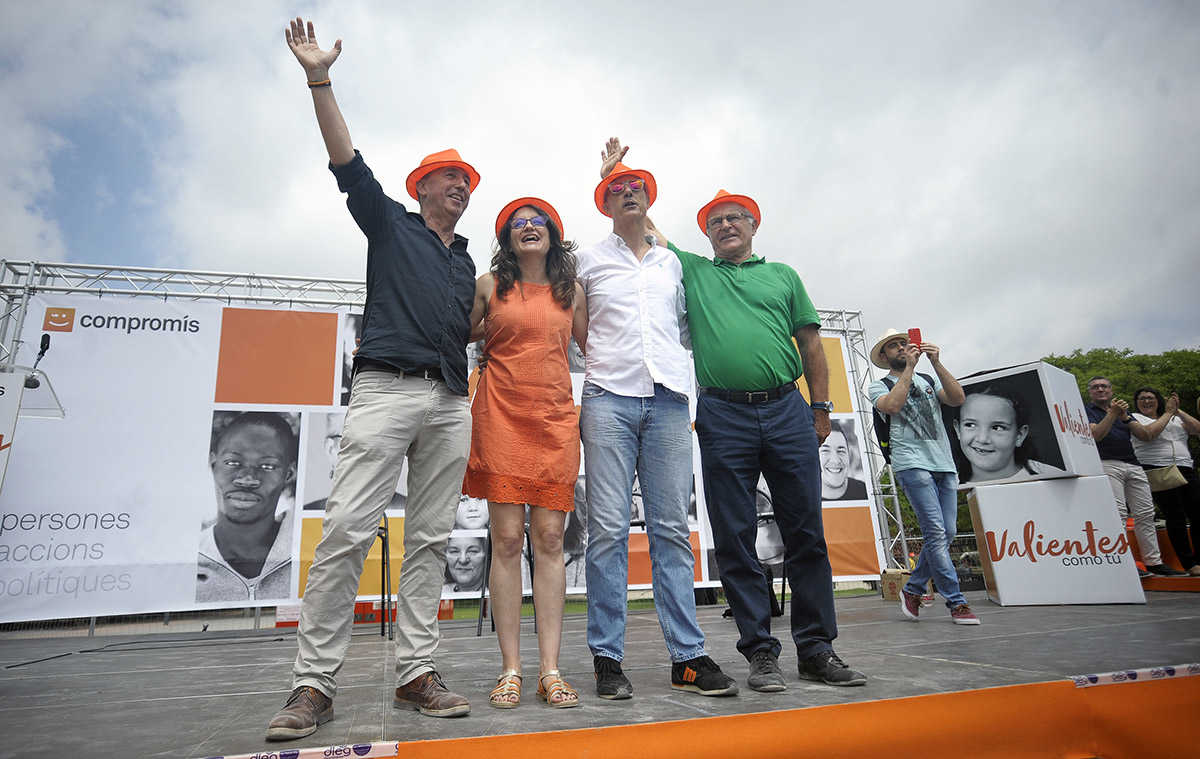 Mónica Oltra, Joan Baldoví, Joan Ribó i Julià Àlvaro dalt de l'escenari de la festa de Compromís.