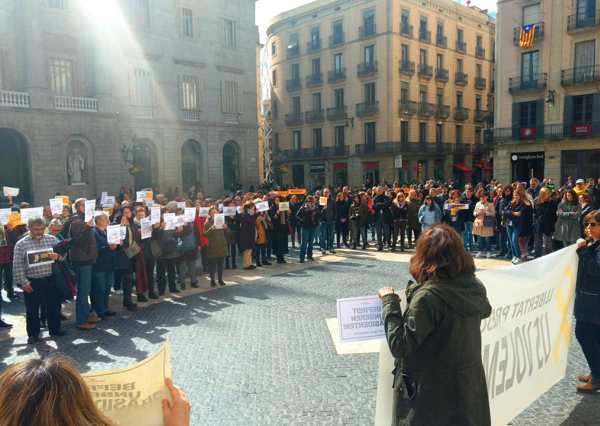 Concentració a la plaça Sant Jaume de Barcelona aquest dilluns per a reclamar "la llibertat dels presos polítics" i per expressar el seu suport a Carles Puigdemont.