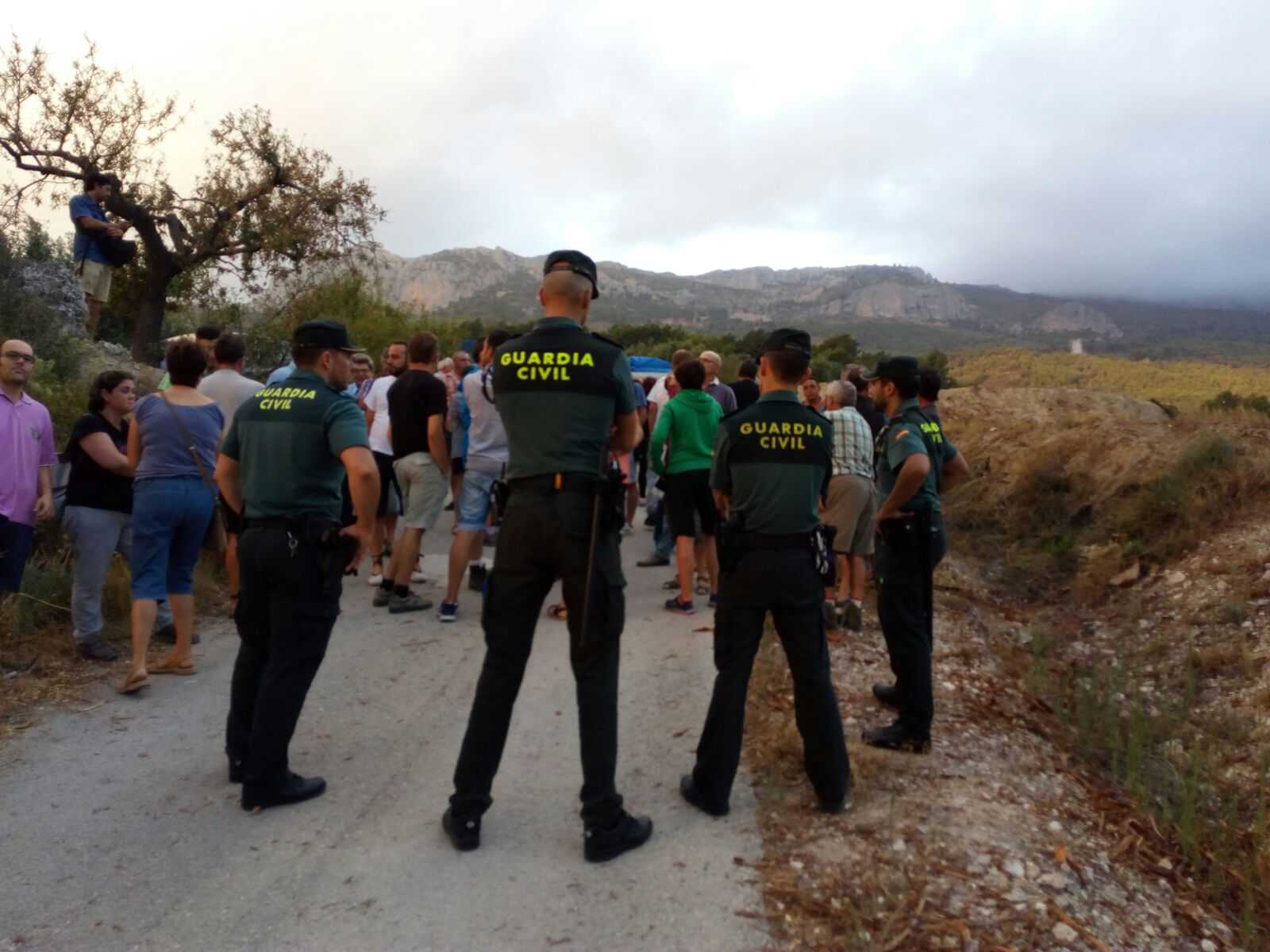 Concentració a la partida del Camí Blanc, al Castell de Guadalest, per a impedir que Tragsa triture els arbres d'una finca.