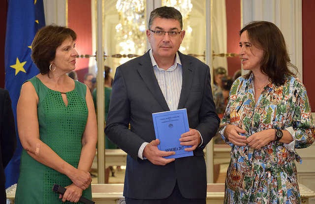 Imatge del moment en què la presidenta del Consell Jurídic Consultiu, Margarita Soler, ha fet entrega aquest dijous de la memòria anual al president de les Corts, Enric Morera.