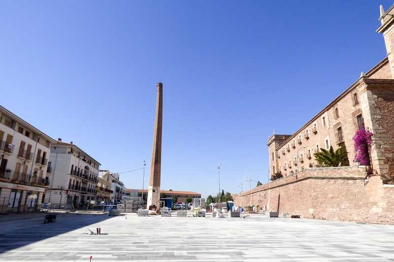 La plaça situada al costat del Monestir està adaptada per a persones amb diversitat funcional.