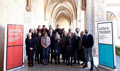 El director del Consorci de Museus, José Luis Pérez Pont i la directora general de Cultura, Carmen Amoraga amb alguns dels artistes seleccionats.
