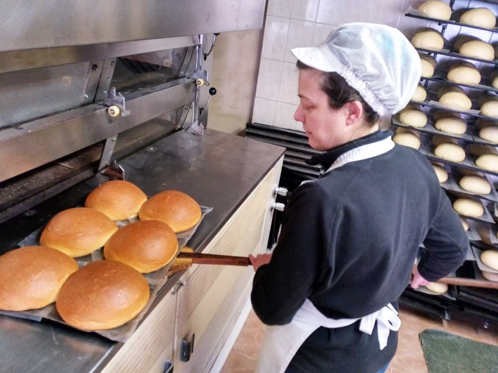 Juani Pérez Sánchez, pastissera de Pastas Consuelito, elaborant tonyes fa uns dies