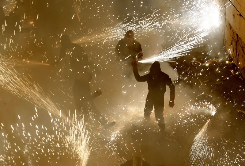 Una tona de pólvora s'ha llançat en vint minuts durant la matinada del dimarts en la Cordà de Paterna.