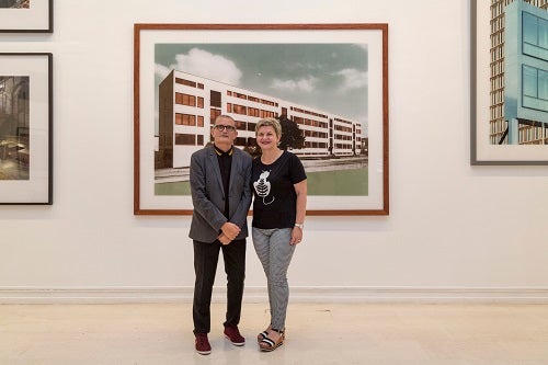 El director de l'IVAM, José Miguel García Cortés amb la diputada de Turisme, Pilar Moncho.