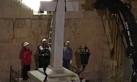 Els detinguts van llançar petards a la zona on treballaven els operaris i va ferir lleument un agent de la policia local.