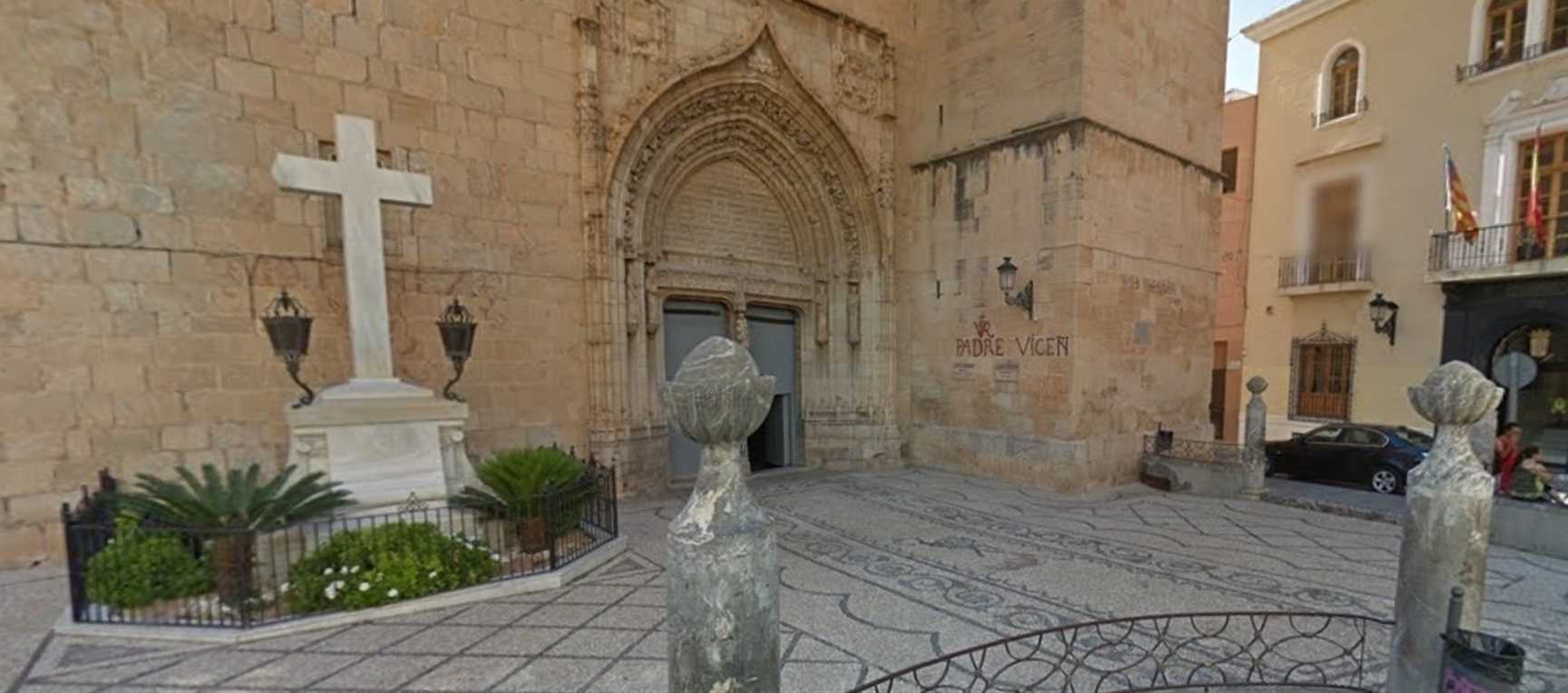La Creu dels Caiguts és, a més, un element dissonant i impropi a l'entorn del BIC de l'Església de sant Martí
