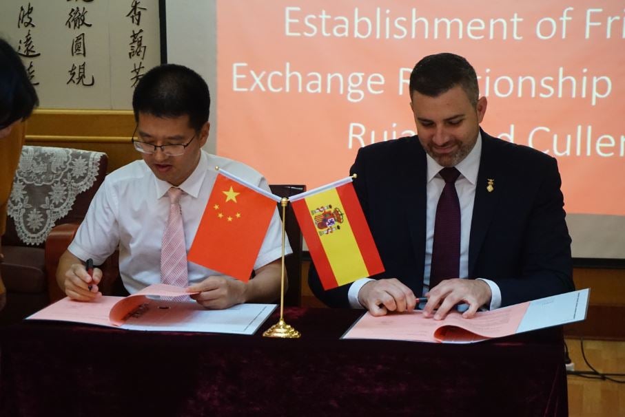 L'alcalde cullerenc, Jordi Mayor, i el vicealcalde de Rui'an, Zengfeng Lin, han signat en l'ajuntament de la ciutat asiàtica el nou protocol d'amistat entre tots dos municipis