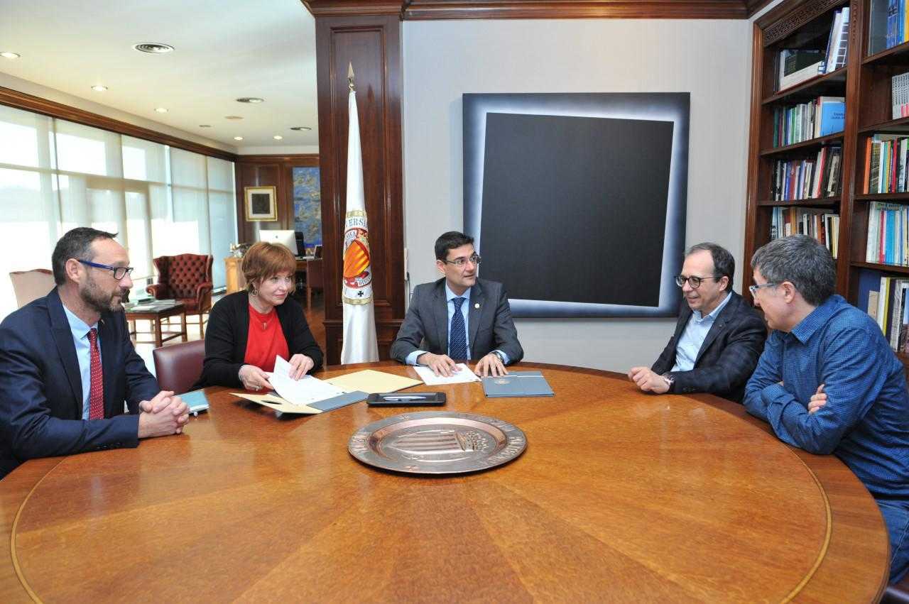 Empar Marco, directora d'À Punt Mèdia, Francisco Mora, rector de la UPV i Enrique Soriano, president del Consell Rector de la CVMC, signen un conveni de col·laboració.