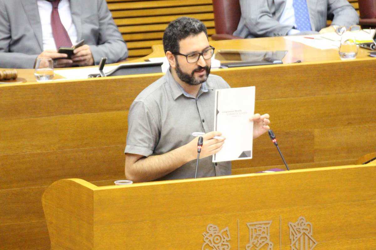 El diputat de Podem David Torres ha defensat al ple la creació d'una taxa turística.