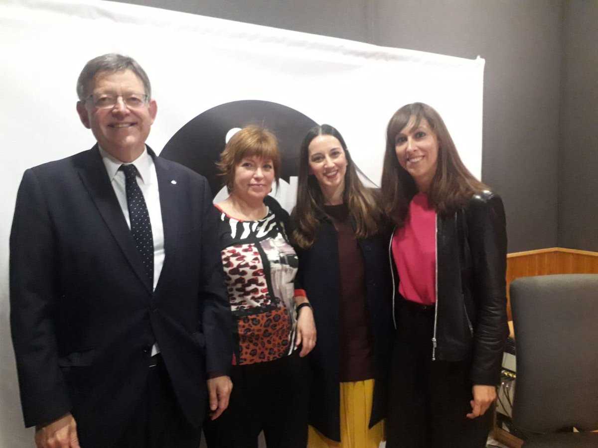 El president de la Generalitat, Ximo Puig, acompanyat per la directora general de Relacions Informatives, Marta Hortelano, ha visitat les instal·lacions d'À Punt.