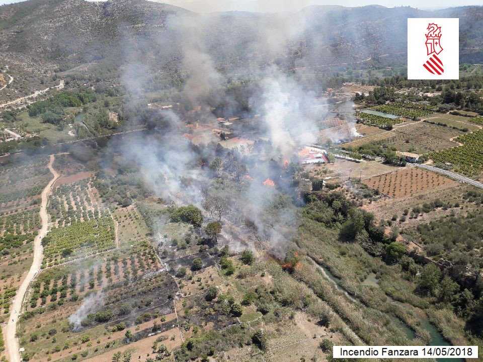 Imatges de l'incendi declarat a prop del casc urbà de Fanzara.