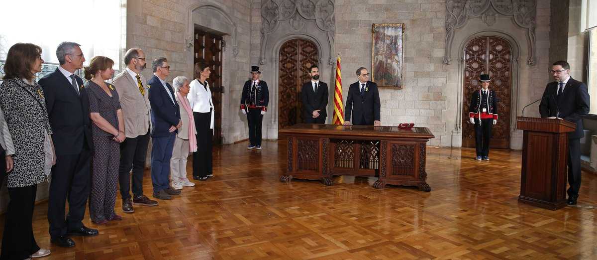 El president de la Generalitat, Quim Torra, acompanyat del president del Parlament, Roger Torrent, durant la cerimònia de la presa de possessió.